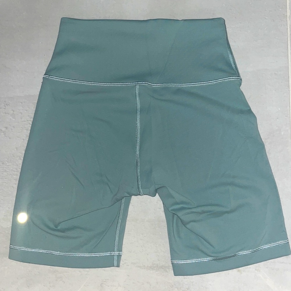 Lululemon Wunder Train Contour Fit High-Rise Short 8"